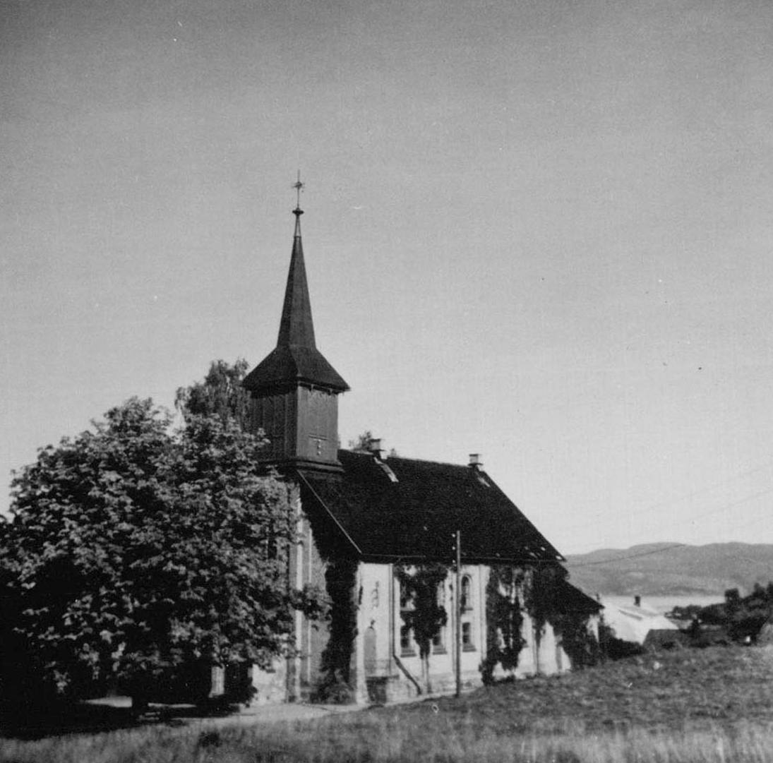 Holla Kirke i 1960.Foto: Arvid Hgvoll