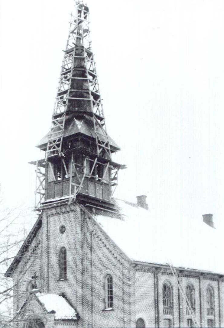 Holla Kirke -nytt kobber p trnet, ca 1920.