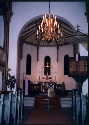 Holla Kirke gjort klar til pskevandring - 1998.
Church ready for school Easter visit - 1998.