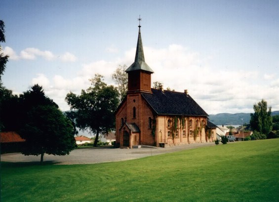 Holla Kirke, sydsiden - utsikt mot Norsj.
South side of church - view towards lake. 