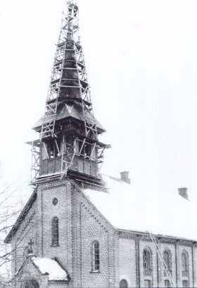 Holla Kirke -nytt kobber p trnet, ca 1920.
Holla church c.1920 - new copper cladding on steeple.