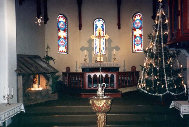 Alterpartiet i Holla Kirke i julen.
Bildet er tatt før opppussingen til jubileet 1992.
Chancel at Christmas - before restoration.